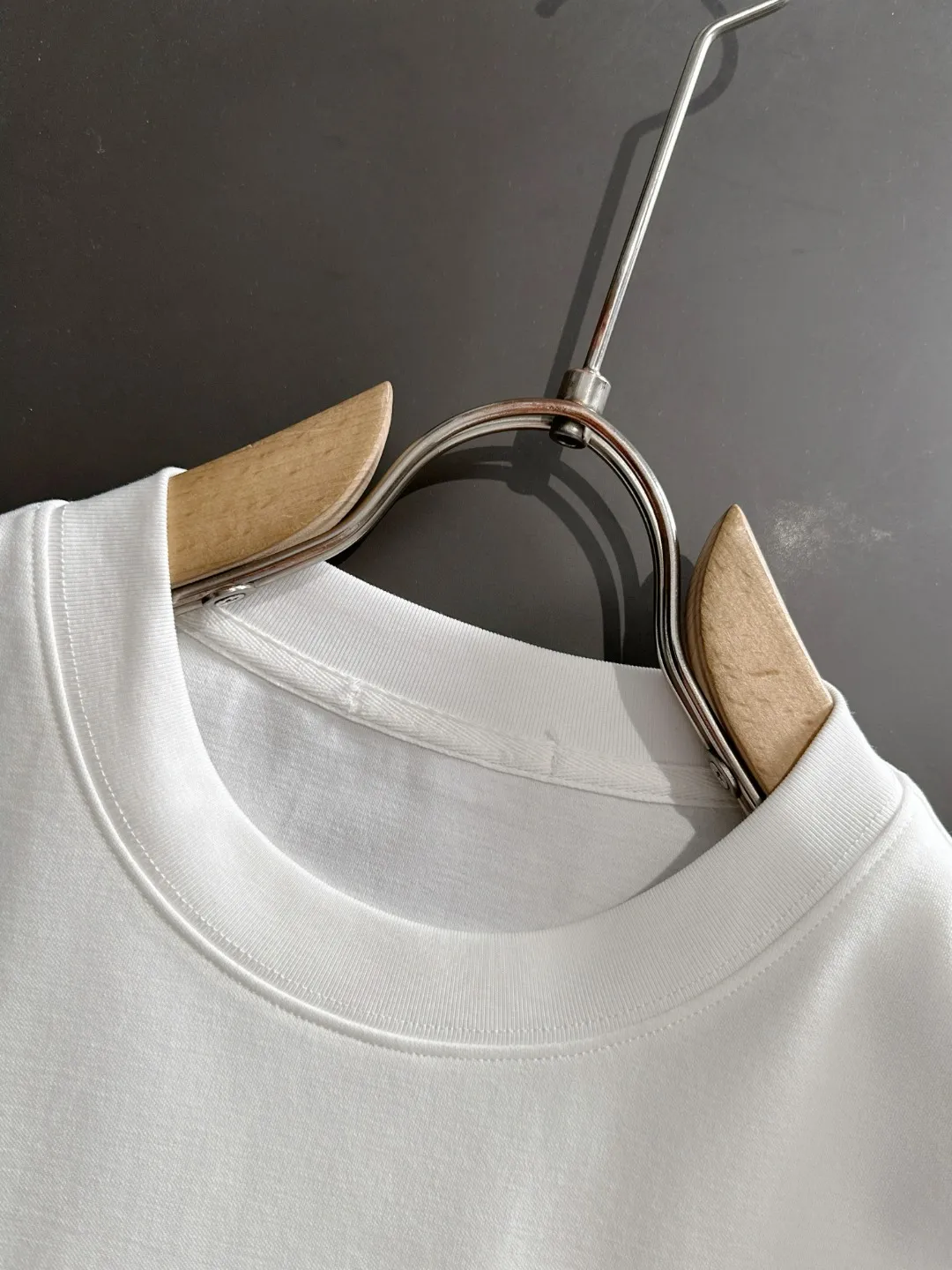 🅿️330 shipped next day. High version Stone Island/Stone Island 25ss spring and summer new high-definition T-shirt. Made with machines imported from Italy. It is truly the most luxurious and high-quality. It is a style that you can wear with your eyes closed. Combed and heavyweight fabrics. High-strength and heavy-weight fabrics feel full of weight when weighed. The upper body is also more textured than ordinary T-shirts and is not easy to deform. This texture can cope with the weather. It is sweat-absorbent and breathable, suitable for both hot and cold conditions! Perfectly produced with reference to the original stitch and stitch! The loose fit design is super noble. Custom-woven signature ribbed collar, cuffs, and hem. Really rare and rare goods Size: M-XXXL